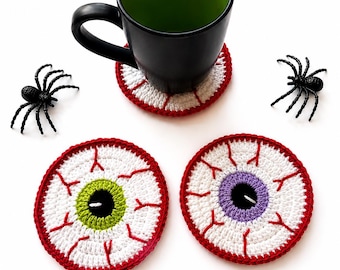 Sottobicchiere a forma di occhio all'uncinetto: una decorazione spettrale per Halloween.