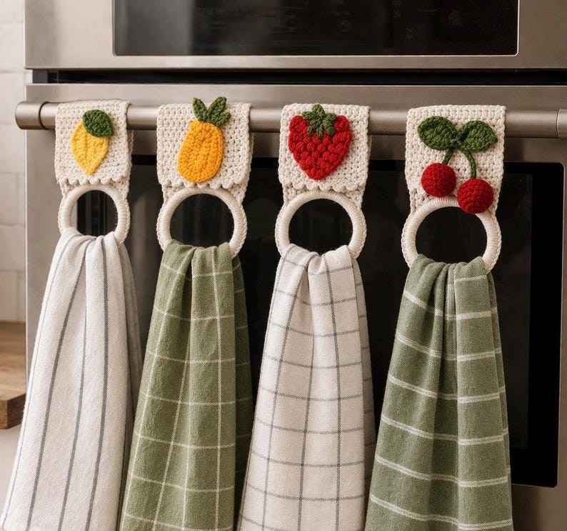 Soporte para toallas de ganchillo, decoración de cocina rústica, anillo para toallas de cocina colgantes, organizador de cocina hecho a mano, regalo para la cocina de frutas imagen 1