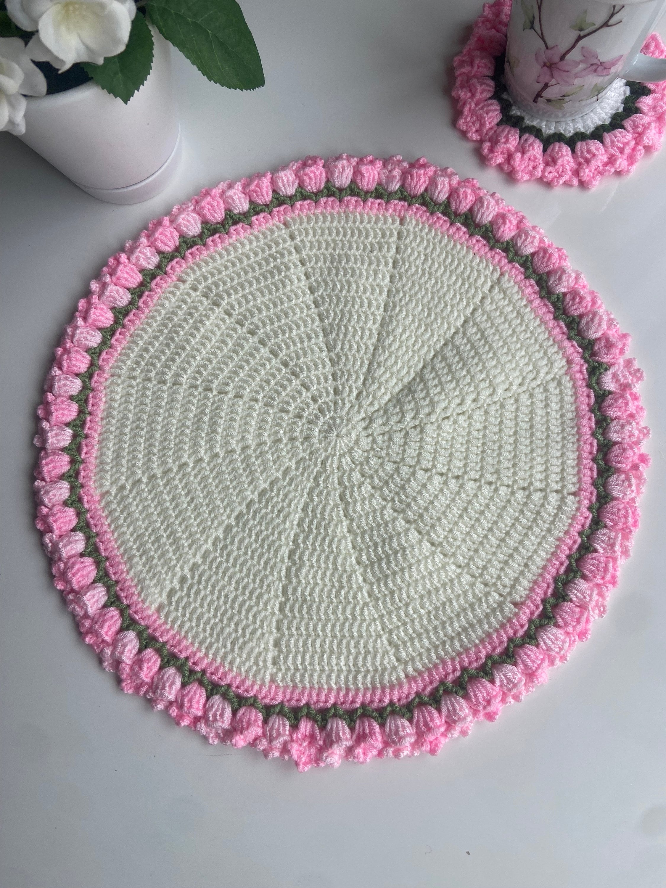 ハンドメイド かぎ針編み チューリップ ドイリー マット かぎ針編みのチューリップのプレースマット：手作りのテーブルセンター