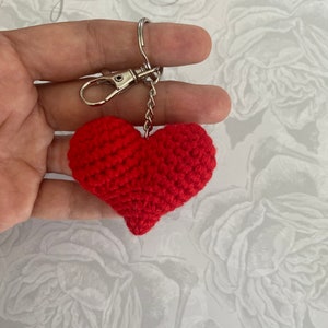 Valentinstag Geschenk / roter Herz Schlüsselanhänger / gehäkelter Schlüsselanhänger