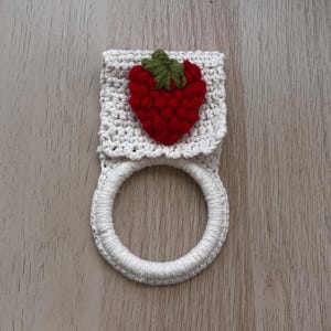 Soporte para toallas de ganchillo, decoración de cocina rústica, anillo para toallas de cocina colgantes, organizador de cocina hecho a mano, regalo para la cocina de frutas imagen 5