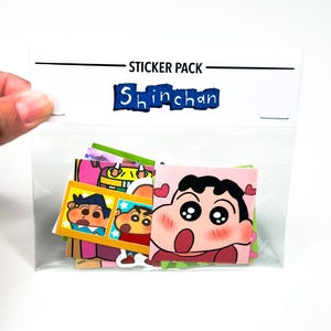 12-teiliger japanischer Cartoon Crayon Shin-Chan - Niedliche Anime-Aufkleber - Wasserdichte PVC-Aufkleber - Mattes Papier Shinnosuke Nohara Aufkleberpackung