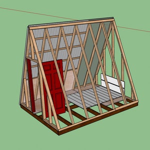 Pu&ograve; includere: Una struttura in legno per un piccolo capanno con una porta rossa e un tetto in metallo. Il capanno &egrave; in costruzione e le pareti non sono ancora finite.