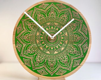 Horloge murale verte Mandala | bohème | gravé rempli de résine | horloge murale en bois massif | cadeau de mariage | cadeau de pendaison de crémaillère | bois naturel