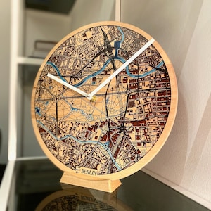 Berlin City Skyline Wanduhr - Boho Style Bedruckte Leinwand Uhr, Handgefertigte Urban Home Decor, Perfektes Geschenk für Stadtliebhaber & Reisende