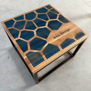 Blauer Harz & gravierter Design Eiche Couchtisch - 24x24 ""Handgefertigtes, modernes Statement-Stück."