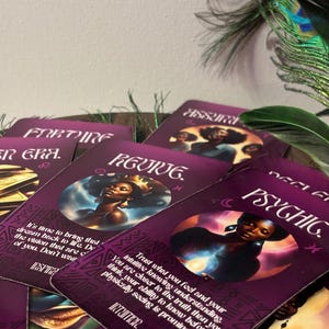 Op de afbeelding: Een set tarotkaarten met paarse achtergronden en illustraties van vrouwen met kronen. De kaarten bevatten de woorden "Fortune", "Renew", "Psychic" en "Intuitive".