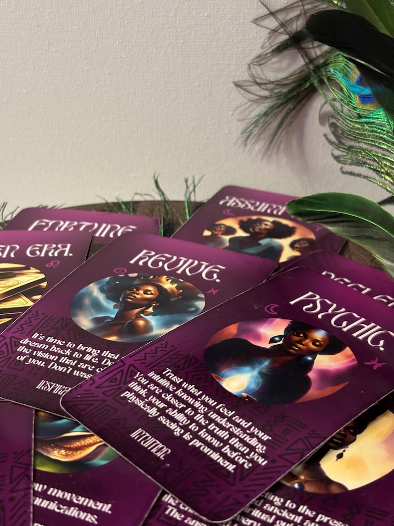 Op de afbeelding: Een set tarotkaarten met paarse achtergronden en illustraties van vrouwen met kronen. De kaarten bevatten de woorden "Fortune", "Renew", "Psychic" en "Intuitive".
