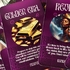 Op de afbeelding: Een paarse tarotkaart met gouden accenten en de tekst "GOLDEN ERA." De kaart toont een stapel gouden staven en munten. De tekst "Bereid je voor om een overvloed en puur goed in te gaan. Je zult worden beloond voor werk en consistentie. Je manifestaties. Bloei" staat op de kaart gedrukt.