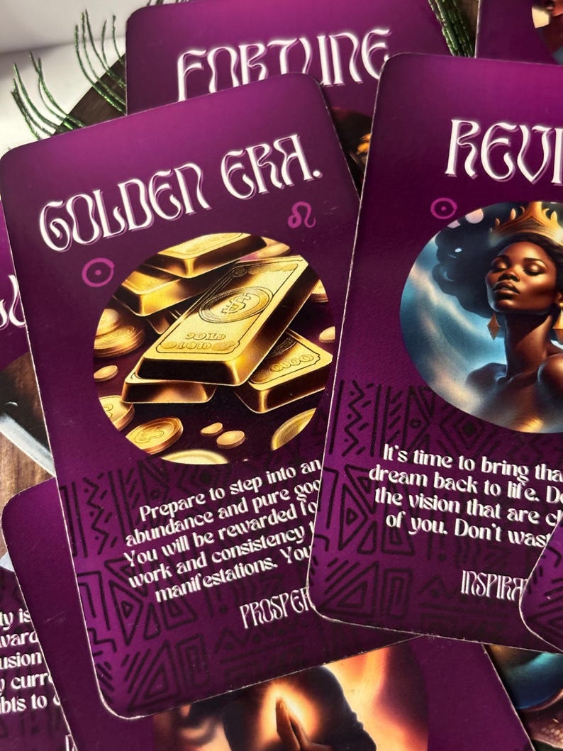 Op de afbeelding: Een paarse tarotkaart met gouden accenten en de tekst "GOLDEN ERA." De kaart toont een stapel gouden staven en munten. De tekst "Bereid je voor om een overvloed en puur goed in te gaan. Je zult worden beloond voor werk en consistentie. Je manifestaties. Bloei" staat op de kaart gedrukt.