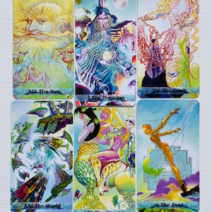 K&ouml;nnte beinhalten: Ein Set aus zehn Tarotkarten mit farbenfrohen Illustrationen. Die Karten zeigen Bilder von der Sonne, dem Teufel, dem Magier, der Welt, dem Narren und dem Wagenlenker.