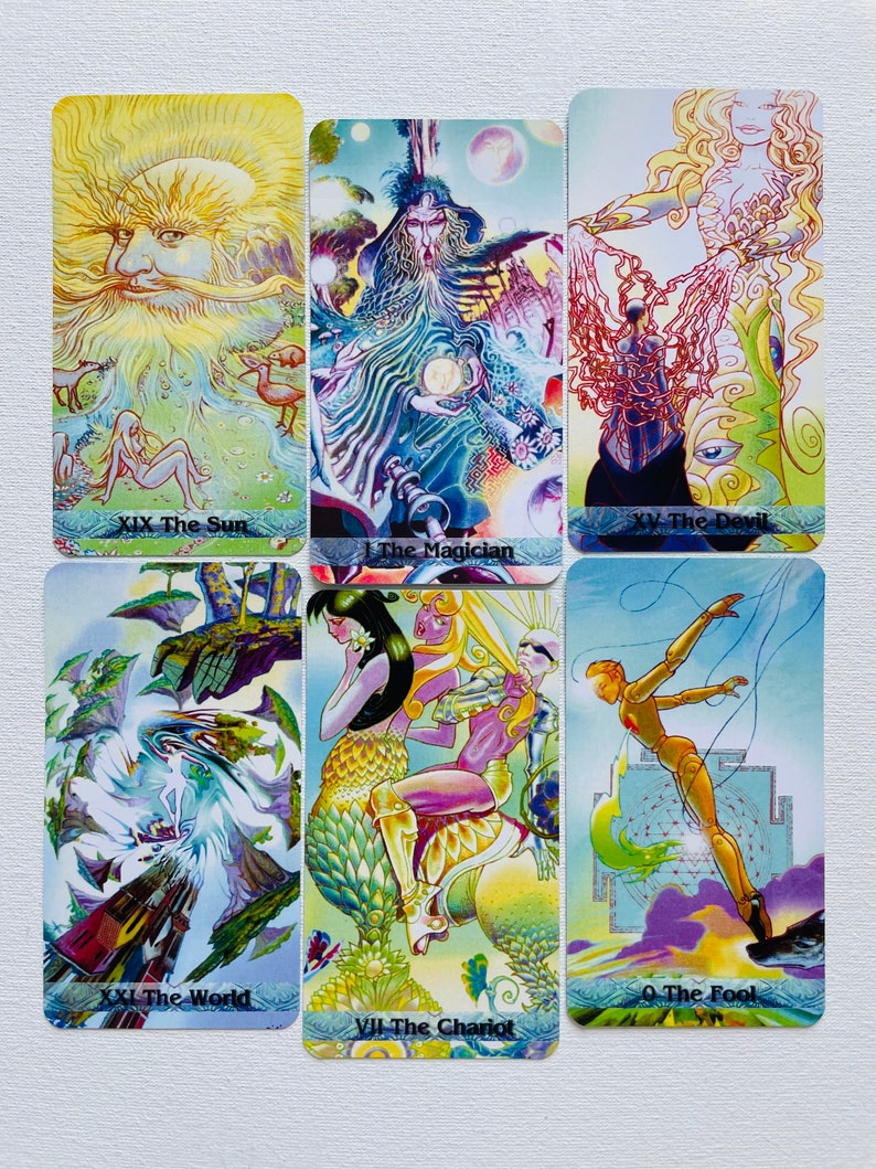 K&ouml;nnte beinhalten: Ein Set aus zehn Tarotkarten mit farbenfrohen Illustrationen. Die Karten zeigen Bilder von der Sonne, dem Teufel, dem Magier, der Welt, dem Narren und dem Wagenlenker.
