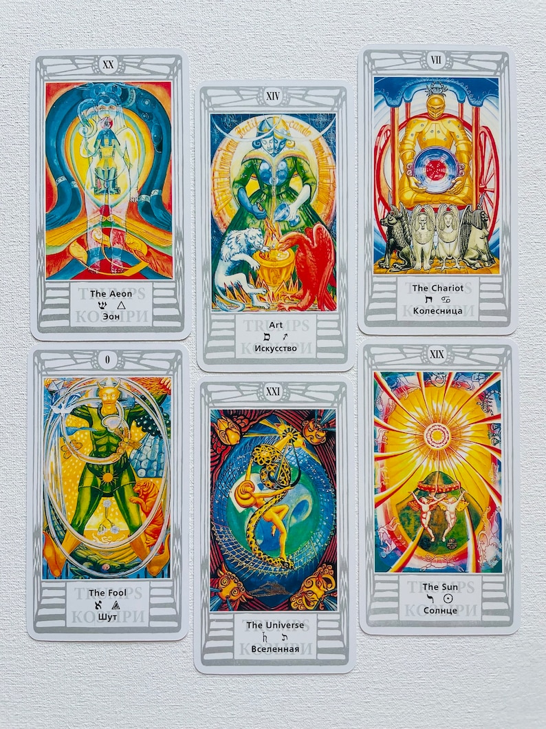 Pu&ograve; includere: Sei carte dei tarocchi con illustrazioni colorate e cornici argentate. Le carte sono del mazzo "TRUMPS" e presentano i seguenti titoli: L'Eone, L'Arte, Il Carro, Il Matto, L'Universo e Il Sole.