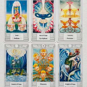 Pu&ograve; includere: Un set di dieci carte dei tarocchi con illustrazioni di coppe, con testo russo su ogni carta. Le carte sono numerate da 1 a 6 e hanno un bordo argentato.