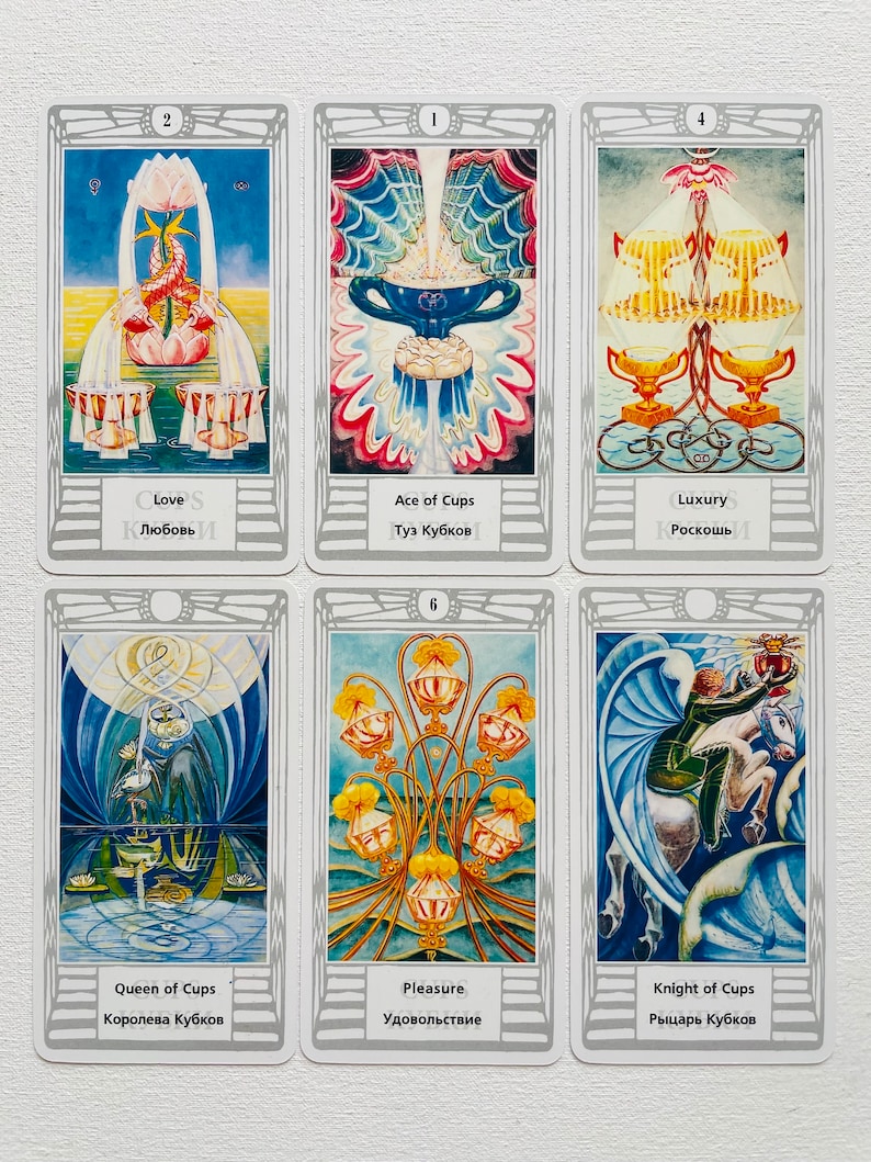 Pu&ograve; includere: Un set di dieci carte dei tarocchi con illustrazioni di coppe, con testo russo su ogni carta. Le carte sono numerate da 1 a 6 e hanno un bordo argentato.