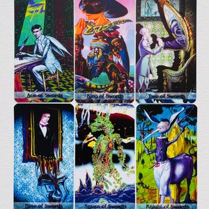 K&ouml;nnte beinhalten: Ein Satz von zehn Tarotkarten mit bunten Illustrationen von Schwertern. Die Karten sind in zwei Reihen zu f&uuml;nf angeordnet. Die Karten sind betitelt mit: Ass der Schwerter, K&ouml;nig der Schwerter, Zwei der Schwerter, Neun der Schwerter, Sieben der Schwerter und Ritter der Schwerter.