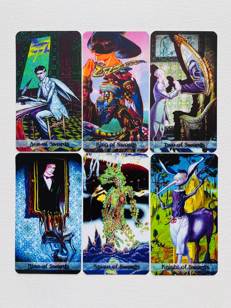 K&ouml;nnte beinhalten: Ein Satz von zehn Tarotkarten mit bunten Illustrationen von Schwertern. Die Karten sind in zwei Reihen zu f&uuml;nf angeordnet. Die Karten sind betitelt mit: Ass der Schwerter, K&ouml;nig der Schwerter, Zwei der Schwerter, Neun der Schwerter, Sieben der Schwerter und Ritter der Schwerter.