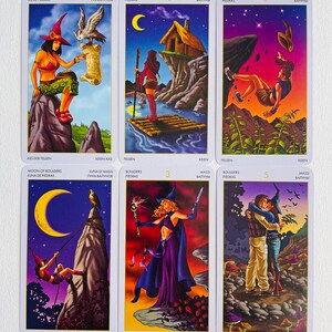 Peut inclure: Un jeu de neuf cartes de tarot illustrant des sorci&egrave;res, une lune, une maison et un couple. Les cartes sont num&eacute;rot&eacute;es 1, 3, 5, 6 et 10. Les cartes sont du jeu de tarot Boulders.
