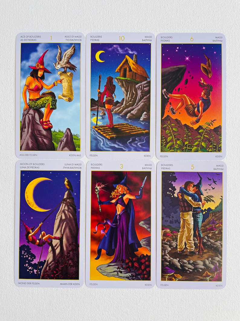 Peut inclure: Un jeu de neuf cartes de tarot illustrant des sorci&egrave;res, une lune, une maison et un couple. Les cartes sont num&eacute;rot&eacute;es 1, 3, 5, 6 et 10. Les cartes sont du jeu de tarot Boulders.