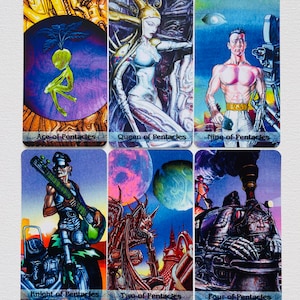 K&ouml;nnte beinhalten: Tarot-Kartendeck mit einem Satz von zehn Karten aus der Pentakel-Suite. Die Karten sind mit farbenfrohen, detaillierten Bildern von verschiedenen Motiven illustriert, darunter eine Pflanze, eine Frau, ein Mann, ein Ritter auf einem Motorrad, ein Drache, ein Zug und mehr.