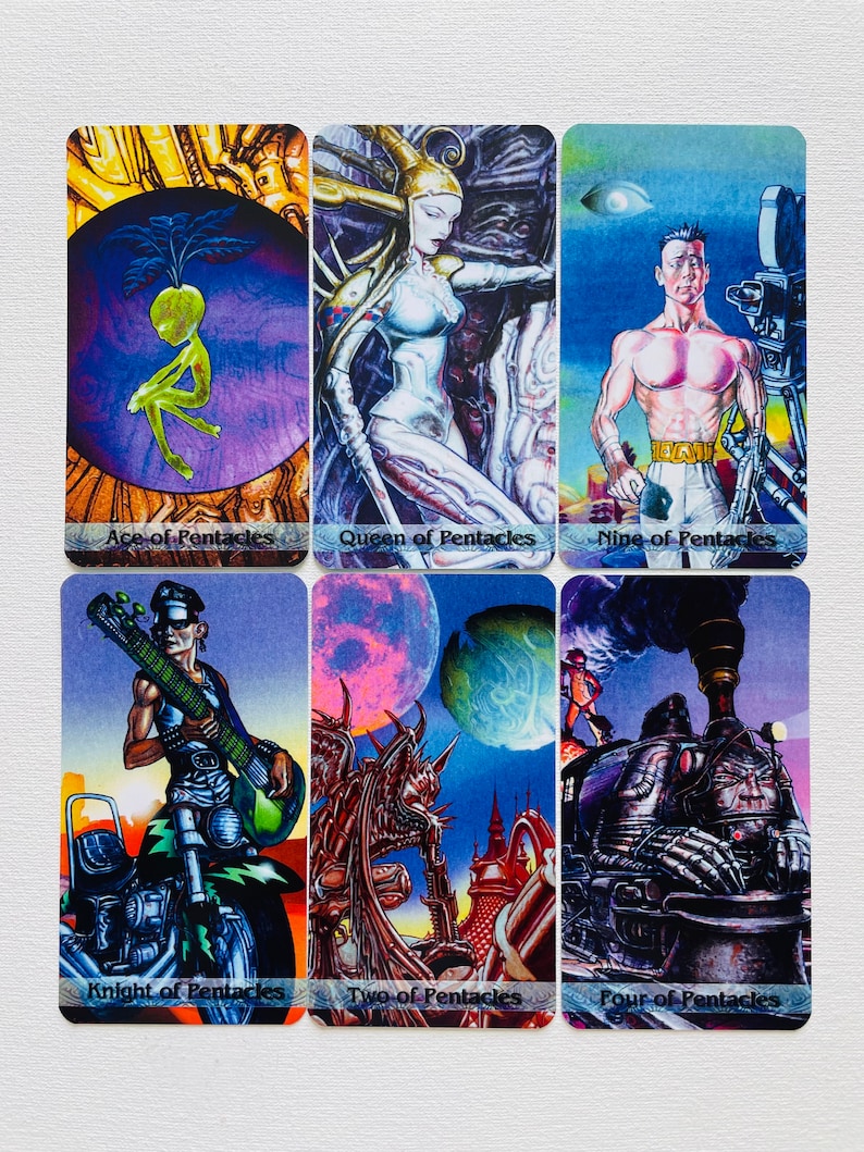 K&ouml;nnte beinhalten: Tarot-Kartendeck mit einem Satz von zehn Karten aus der Pentakel-Suite. Die Karten sind mit farbenfrohen, detaillierten Bildern von verschiedenen Motiven illustriert, darunter eine Pflanze, eine Frau, ein Mann, ein Ritter auf einem Motorrad, ein Drache, ein Zug und mehr.
