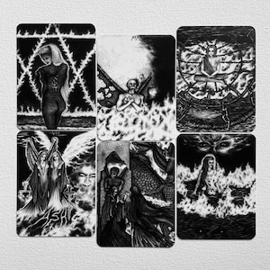 Może przedstawiać: Sześć czarno-białych kart tarota z r&oacute;żnymi obrazami, w tym kobieta w gwieździe, postać z skrzydłami, postać w kajdanach, dwie postacie ze skrzydłami i wagą, postać z smokiem i postać w wodzie.