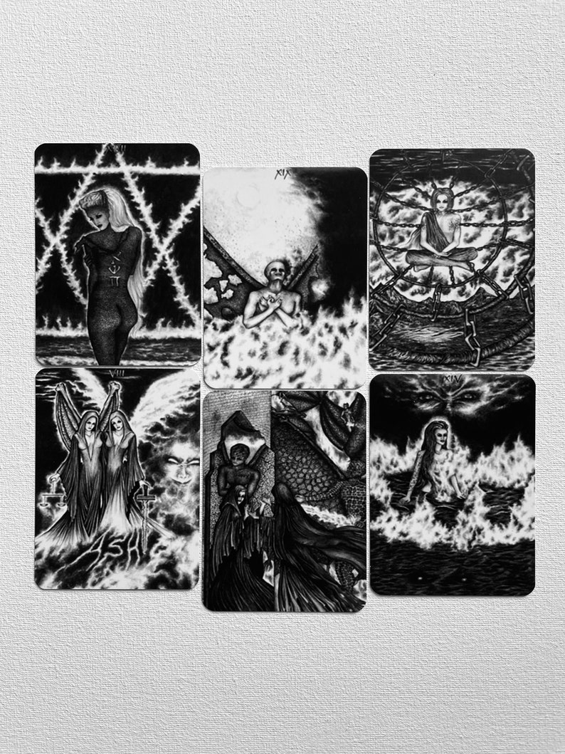Może przedstawiać: Sześć czarno-białych kart tarota z r&oacute;żnymi obrazami, w tym kobieta w gwieździe, postać z skrzydłami, postać w kajdanach, dwie postacie ze skrzydłami i wagą, postać z smokiem i postać w wodzie.