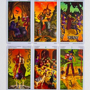 Peut inclure: Un jeu de cartes de tarot avec des illustrations de sorci&egrave;res et de chaudrons. Les cartes sont num&eacute;rot&eacute;es 2, 3, 4 et 8. Les cartes font partie d'un jeu appel&eacute; "Cauldrons/Calderos".