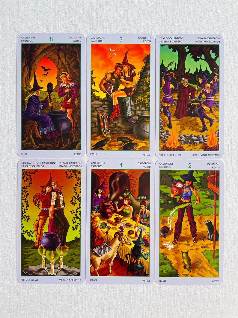 Peut inclure: Un jeu de cartes de tarot avec des illustrations de sorci&egrave;res et de chaudrons. Les cartes sont num&eacute;rot&eacute;es 2, 3, 4 et 8. Les cartes font partie d'un jeu appel&eacute; "Cauldrons/Calderos".