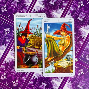 Peut inclure: Deux cartes de tarot, l'une repr&eacute;sentant une sorci&egrave;re avec une dague et l'autre une sorci&egrave;re remuant un chaudron avec une grenouille. Les cartes sont du jeu "The Witch" et pr&eacute;sentent le texte "The Witch, La Bruja, La Strega, Ведьма, Die Hexe, De Heks".