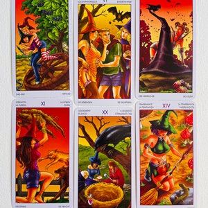 Peut inclure: Jeu de cartes de tarot avec des illustrations color&eacute;es de sorci&egrave;res et de cr&eacute;atures magiques. Les cartes sont dispos&eacute;es en rang&eacute;es, chaque carte montrant une sc&egrave;ne diff&eacute;rente. Les cartes sont num&eacute;rot&eacute;es en chiffres romains et comportent du texte dans plusieurs langues.