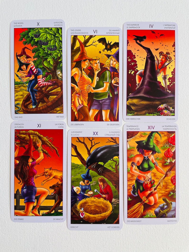 Peut inclure: Jeu de cartes de tarot avec des illustrations color&eacute;es de sorci&egrave;res et de cr&eacute;atures magiques. Les cartes sont dispos&eacute;es en rang&eacute;es, chaque carte montrant une sc&egrave;ne diff&eacute;rente. Les cartes sont num&eacute;rot&eacute;es en chiffres romains et comportent du texte dans plusieurs langues.