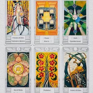 Pu&ograve; includere: Un set di dieci carte dei tarocchi con illustrazioni colorate e testo in inglese e russo. Le carte raffigurano scene del seme dei Denari, tra cui la Principessa, il Potere, il Guadagno, l'Asso, la Prudenza e la Regina.