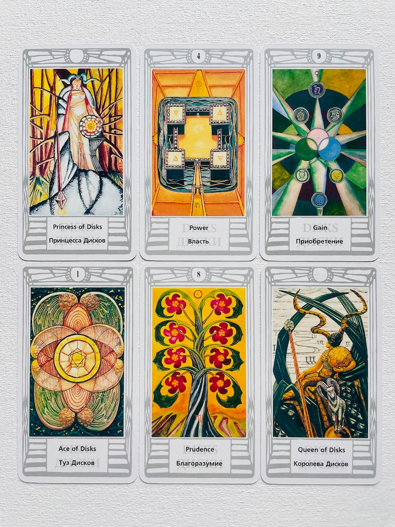 Pu&ograve; includere: Un set di dieci carte dei tarocchi con illustrazioni colorate e testo in inglese e russo. Le carte raffigurano scene del seme dei Denari, tra cui la Principessa, il Potere, il Guadagno, l'Asso, la Prudenza e la Regina.