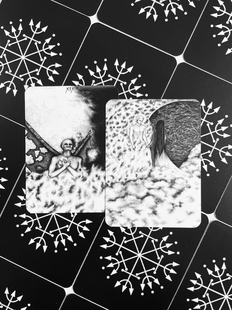 Może przedstawiać: Dwie czarno-białe karty tarota na białym tle. Karta po lewej stronie ma numer XIX i szkieletową postać ze skrzydłami. Karta po prawej stronie przedstawia postać z aureolą i postać z długimi włosami.