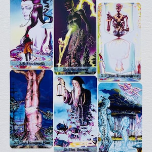 K&ouml;nnte beinhalten: Sechs Tarotkarten mit bunten Illustrationen und Text. Die Karten sind: Der Tod, Der Turm, Die M&auml;&szlig;igkeit, Der Geh&auml;ngte, Der Einsiedler und Die Liebenden.