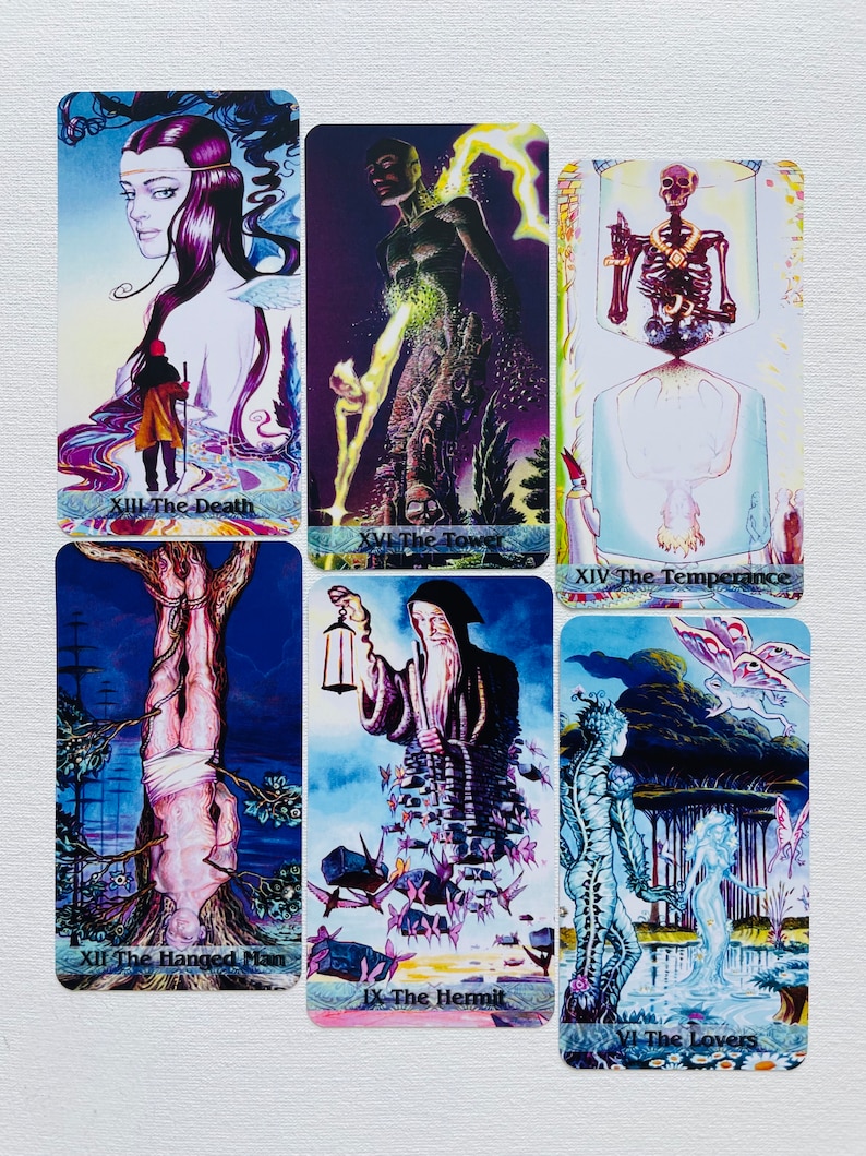 K&ouml;nnte beinhalten: Sechs Tarotkarten mit bunten Illustrationen und Text. Die Karten sind: Der Tod, Der Turm, Die M&auml;&szlig;igkeit, Der Geh&auml;ngte, Der Einsiedler und Die Liebenden.