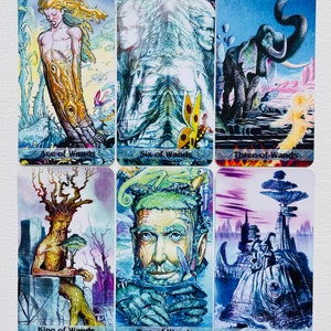 K&ouml;nnte beinhalten: Ein Satz von zehn Tarotkarten mit Illustrationen verschiedener Figuren und Symbole. Die Karten sind in zwei Reihen zu f&uuml;nf angeordnet, wobei die Namen der Karten unten auf jeder Karte aufgedruckt sind. Die Karten sind auf wei&szlig;em Hintergrund gedruckt.