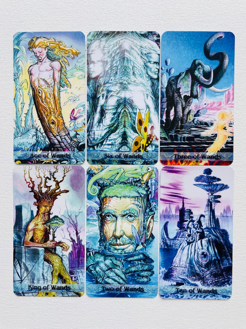 K&ouml;nnte beinhalten: Ein Satz von zehn Tarotkarten mit Illustrationen verschiedener Figuren und Symbole. Die Karten sind in zwei Reihen zu f&uuml;nf angeordnet, wobei die Namen der Karten unten auf jeder Karte aufgedruckt sind. Die Karten sind auf wei&szlig;em Hintergrund gedruckt.