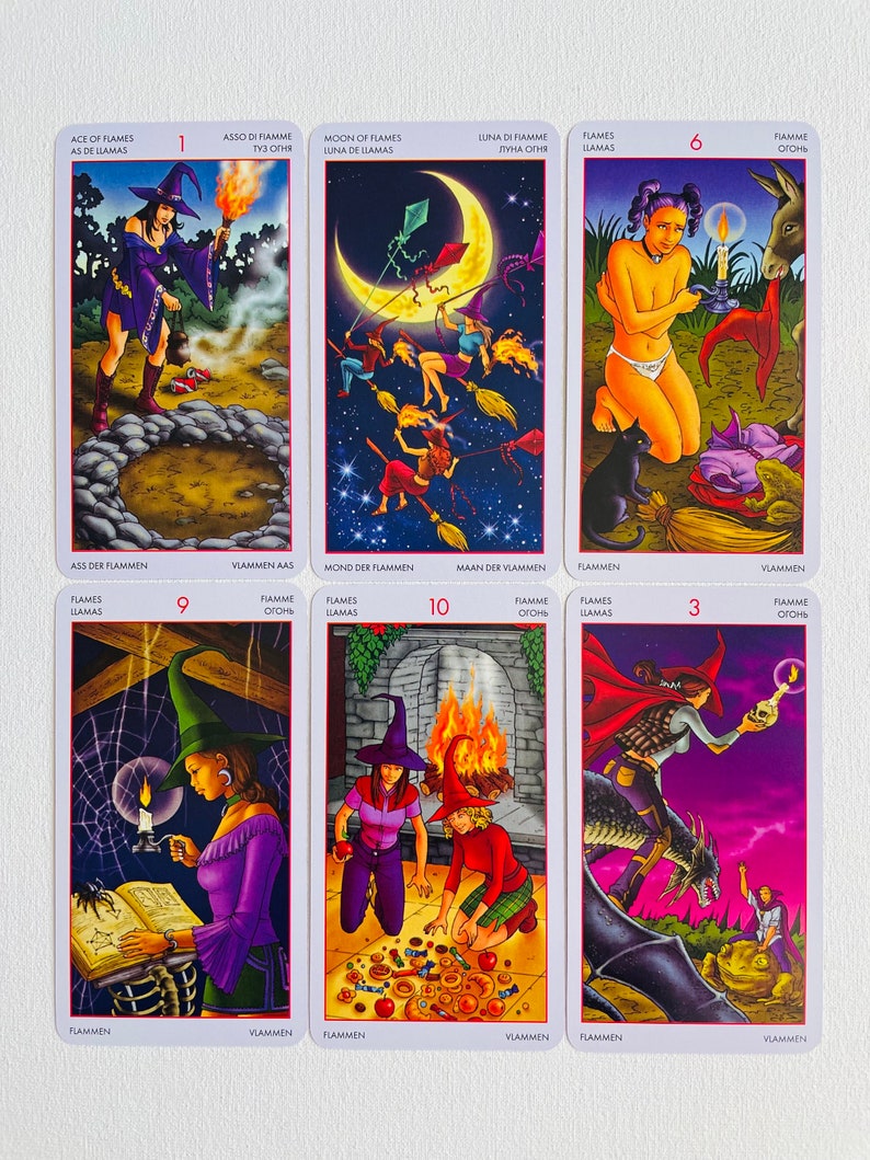 Peut inclure: Un jeu de dix cartes de tarot illustrant des sorci&egrave;res et des images magiques. Les cartes sont num&eacute;rot&eacute;es de 1 &agrave; 10 et portent des titres en anglais et en italien. Les cartes sont imprim&eacute;es sur un fond blanc avec une bordure rouge.