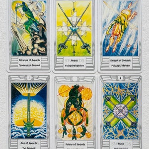 Pu&ograve; includere: Un set di dieci carte dei tarocchi con illustrazioni di spade in varie posizioni. Le carte fanno parte del seme di Spade e includono l'Asso, il Due, il Tre, il Quattro, la Principessa, il Principe e il Cavaliere di Spade. Le carte sono in russo e inglese.