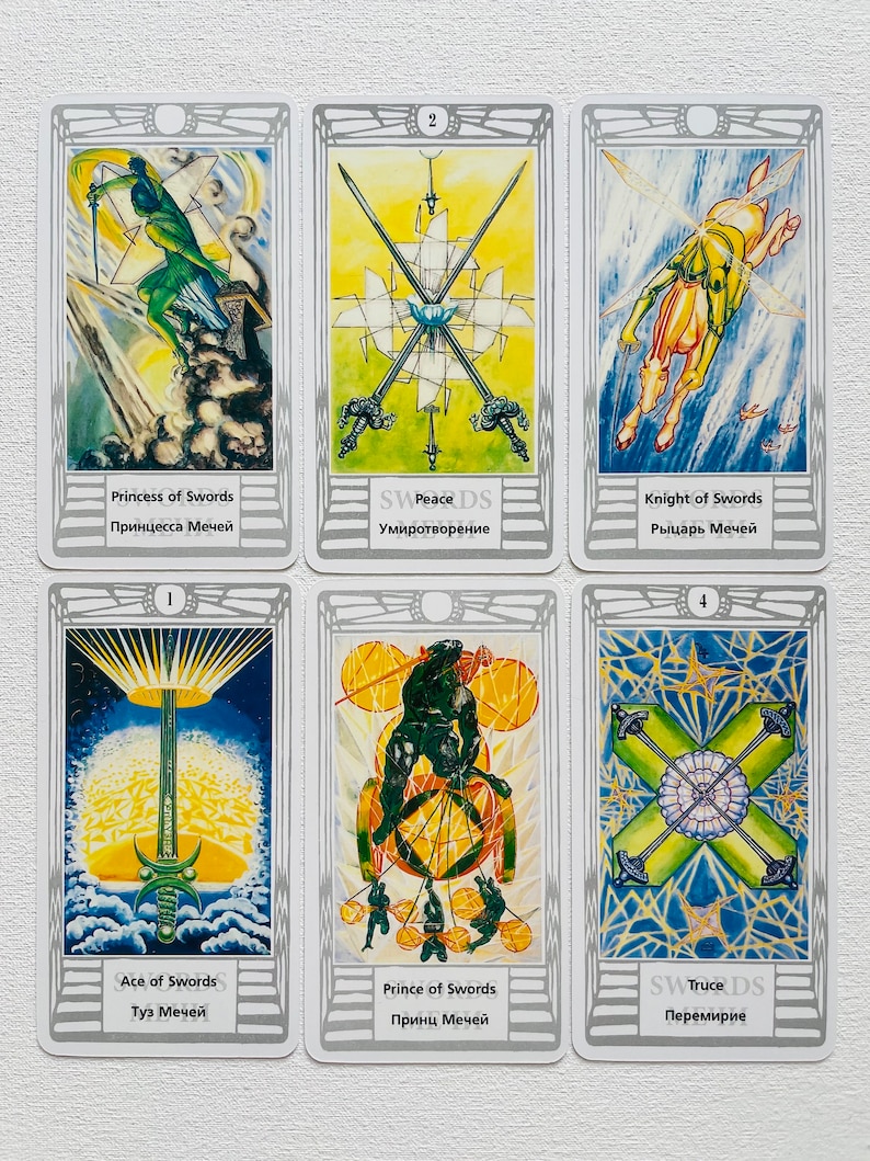 Pu&ograve; includere: Un set di dieci carte dei tarocchi con illustrazioni di spade in varie posizioni. Le carte fanno parte del seme di Spade e includono l'Asso, il Due, il Tre, il Quattro, la Principessa, il Principe e il Cavaliere di Spade. Le carte sono in russo e inglese.