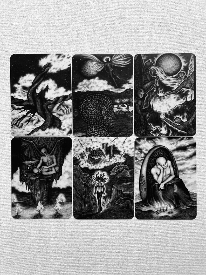 Może przedstawiać: Sześć czarno-białych ilustracji przedstawiających r&oacute;żne sceny z postaciami i krajobrazami. Ilustracje są narysowane w szczeg&oacute;łowym i skomplikowanym stylu, z naciskiem na cienie i światło.