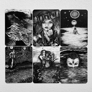 Może przedstawiać: Sześć czarno-białych ilustracji przedstawiających kobiety w r&oacute;żnych sceneriach. Pierwsze zdjęcie przedstawia kobietę stojącą w oceanie, wok&oacute;ł kt&oacute;rej rozbijają się fale. Drugie zdjęcie przedstawia kobietę z wieloma twarzami patrzącą na widza. Trzecie zdjęcie przedstawia kobietę siedzącą w oceanie z kieliszkiem wina przed nią. Czwarte zdjęcie przedstawia kobietę idącą przez las. Piąte zdjęcie przedstawia dwie kobiety w oceanie, z kt&oacute;rych jedna trzyma kieliszek wina. Sz&oacute;ste zdjęcie przedstawia kobietę z trzema oczami patrzącą na widza.