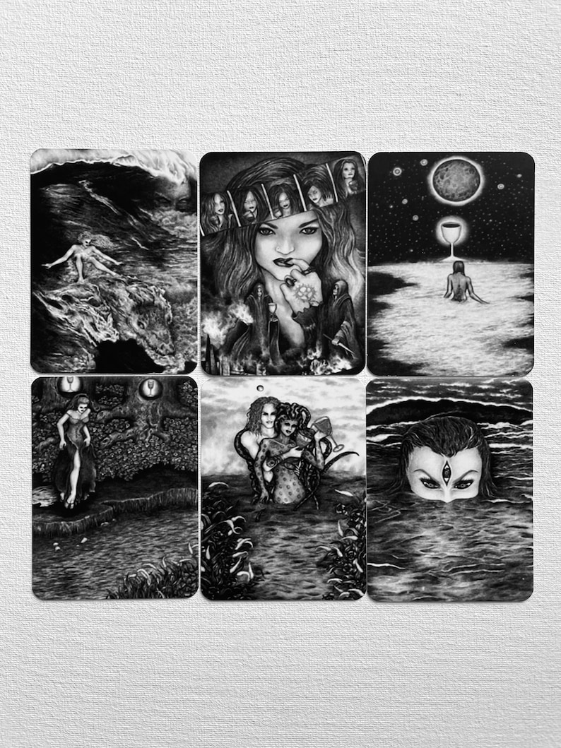 Może przedstawiać: Sześć czarno-białych ilustracji przedstawiających kobiety w r&oacute;żnych sceneriach. Pierwsze zdjęcie przedstawia kobietę stojącą w oceanie, wok&oacute;ł kt&oacute;rej rozbijają się fale. Drugie zdjęcie przedstawia kobietę z wieloma twarzami patrzącą na widza. Trzecie zdjęcie przedstawia kobietę siedzącą w oceanie z kieliszkiem wina przed nią. Czwarte zdjęcie przedstawia kobietę idącą przez las. Piąte zdjęcie przedstawia dwie kobiety w oceanie, z kt&oacute;rych jedna trzyma kieliszek wina. Sz&oacute;ste zdjęcie przedstawia kobietę z trzema oczami patrzącą na widza.