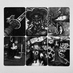 Może przedstawiać: Sześć czarno-białych kart tarota z r&oacute;żnymi obrazami, w tym miecz, błazen, kobieta w lesie, kobieta siedząca na ziemi, kobieta w pokoju z wieloma obrazami i kobieta stojąca na polu.