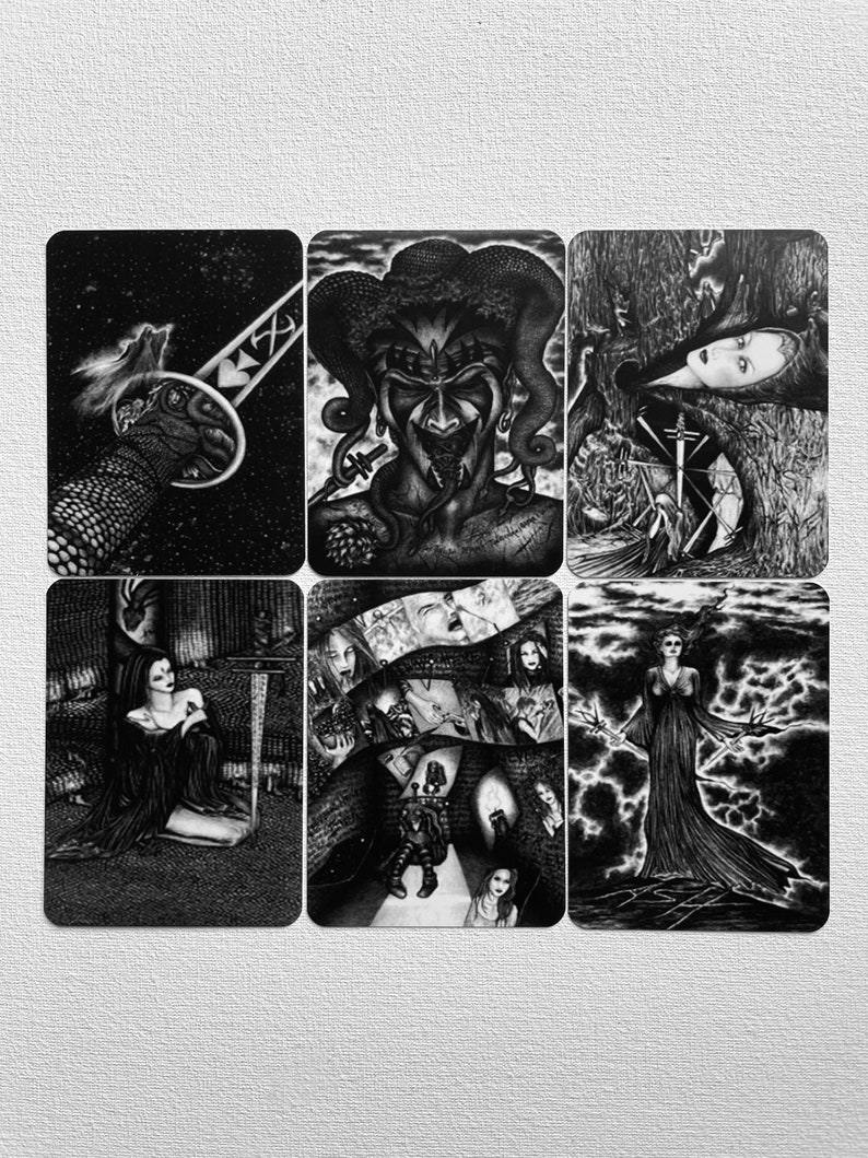 Może przedstawiać: Sześć czarno-białych kart tarota z r&oacute;żnymi obrazami, w tym miecz, błazen, kobieta w lesie, kobieta siedząca na ziemi, kobieta w pokoju z wieloma obrazami i kobieta stojąca na polu.