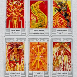 Pu&ograve; includere: Un set di dieci carte dei tarocchi che raffigurano il seme dei Bastoni. Le carte sono illustrate con immagini colorate e presentano il testo russo per ogni nome della carta. Le carte sono numerate da 1 a 10.
