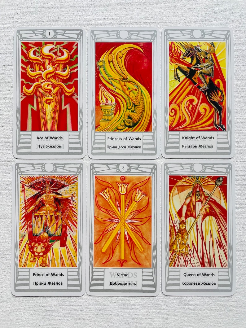 Pu&ograve; includere: Un set di dieci carte dei tarocchi che raffigurano il seme dei Bastoni. Le carte sono illustrate con immagini colorate e presentano il testo russo per ogni nome della carta. Le carte sono numerate da 1 a 10.
