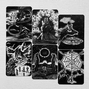 Może przedstawiać: Sześć czarno-białych kart tarota z r&oacute;żnymi obrazami, w tym smokiem, drzewem, galaktyką, duchem, słońcem i pajęczyną.